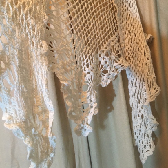 Hand crocheted acrylic triangular scarf/shawl with snowflake hem - Picture 2 of 4